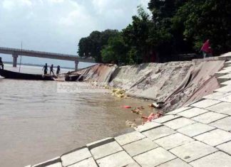 কুষ্টিয়া-হরিপুর সংযোগ সেতু রক্ষার জন্য নির্মাণাধীন নদী শাসন বাঁধটি ধসে পড়েছে!