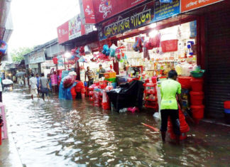 সারাদিন আকাশ মেঘলা! বিরামহীন বর্ষণে কুষ্টিয়ার জনজীবন বিপর্যস্ত