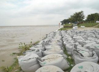 রাজশাহী শহর রক্ষায় নির্মিত ‘টি’ বাঁধের ভাঙন ঠেকানো যাচ্ছে না