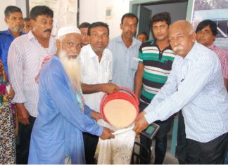 ঈশ্বরদীর লক্ষীকুন্ডা ইউনিয়নে ভিজিএফ এর চাউল বিতরণ অনুষ্ঠিত