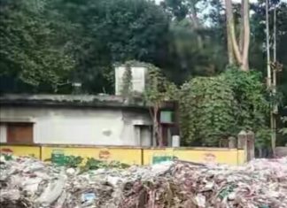 শরীয়তপুরে ময়লার গন্ধে অতিষ্ঠ পথচারীরা