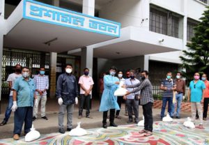 ইবি ক্যাম্পাসের ভিতর কর্মরত গরীব ও অসহায়দের মধ্যে এাণ ও নগদ টাকা বিতরণ।