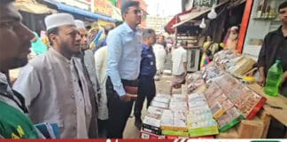 কুষ্টিয়ায় প্রশাসনকে সঙ্গে নিয়ে বাজার তদারকিতে এমপি আমির হামজা